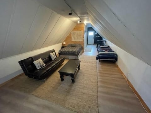 Queen and a twin bed, Futon is also a double bed 