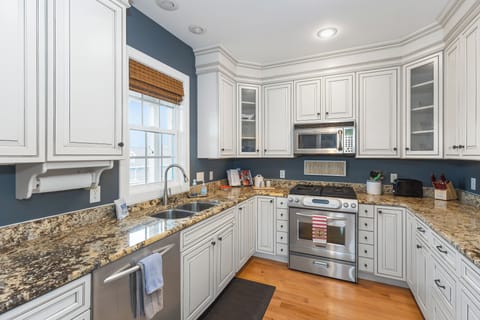 Everything you need in a kitchen that’s both bright and beautiful.