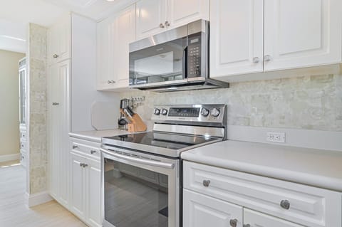 VSC801 - Fully equipped, open kitchen with breakfast bar and dining area