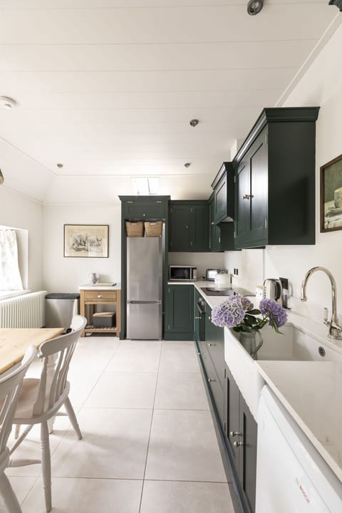 Shepherd's Cottage - fully equipped kitchen