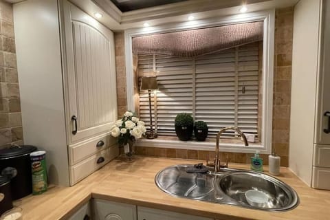 KITCHEN WITH ALL AMENITIES PROVIDED, ALL UTESILS & CROCKERY, 6 RING GAS COVER