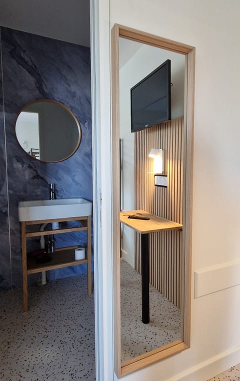 Premium bedding, desk, iron/ironing board, free WiFi