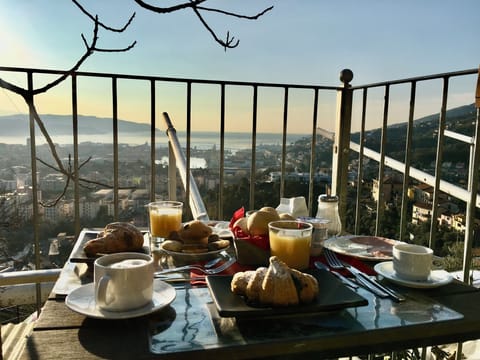 Daily continental breakfast (EUR 15 per person)