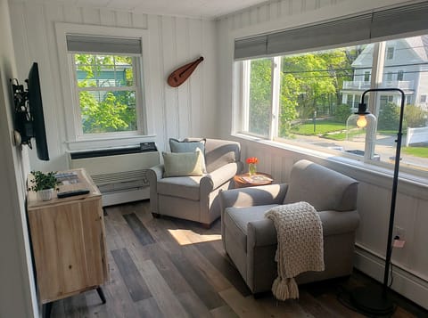 King Apartment | Desk, blackout drapes, soundproofing, free WiFi