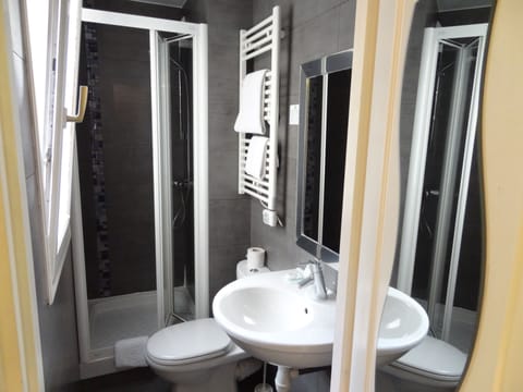 Single Room | Bathroom | Shower, eco-friendly toiletries, hair dryer, towels