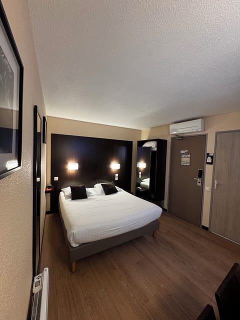 Double Room | In-room safe, desk, soundproofing, rollaway beds