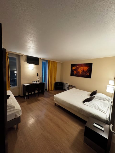 Triple Room | In-room safe, desk, soundproofing, rollaway beds