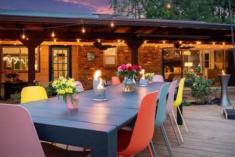 This large table allows outdoor dining up to 10 guests! There's a gas grill too!