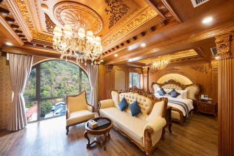Executive Suite | Minibar, in-room safe, desk, laptop workspace