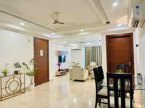 Apartment, 3 Bedrooms | In-room dining