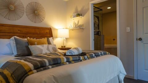 Deluxe Suite, 1 King Bed | Individually decorated, individually furnished, free WiFi, bed sheets