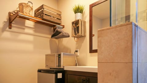 Deluxe Room, 1 Queen Bed | Bathroom | Free toiletries, hair dryer, towels