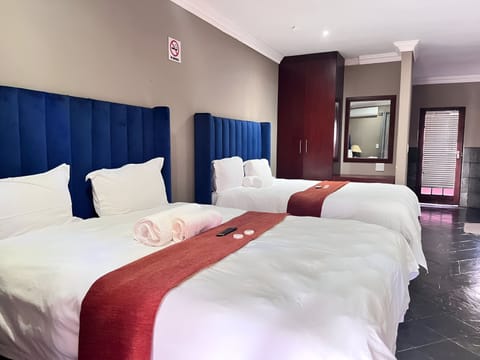 Standard Double Room Single Use, 1 Bedroom, Courtyard View | Minibar, laptop workspace, bed sheets