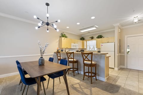 Signature Condo, 2 Bedrooms, Patio, Pool View | In-room dining