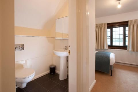 Cottage | Free WiFi, bed sheets