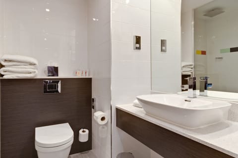 Standard Room, 1 King Bed | Bathroom | Free toiletries, hair dryer, towels, soap