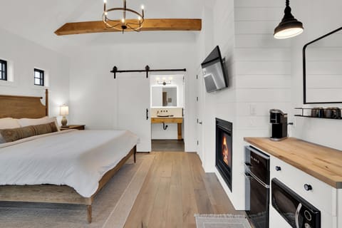 Cottage 3 | Premium bedding, pillowtop beds, individually decorated