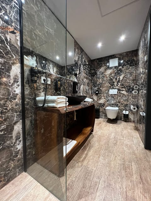 Junior Room, 1 Queen Bed, Non Smoking, Ensuite | Bathroom | Hair dryer, slippers, towels