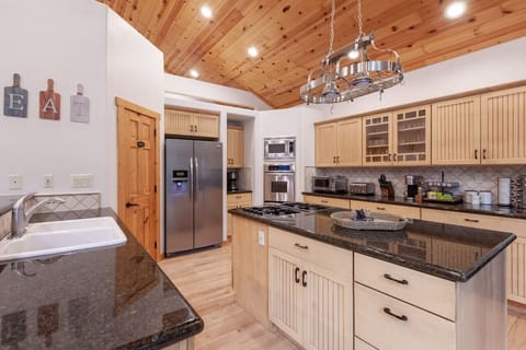 Stone countertops finish off this beautiful kitchen, all stainless appliances, microwave, fridge n freezer, double oven, dishwasher... all you'll need to make your vacation meals