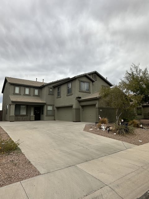 A single family home locatedby golf course and very nice and quiet neighborhood.