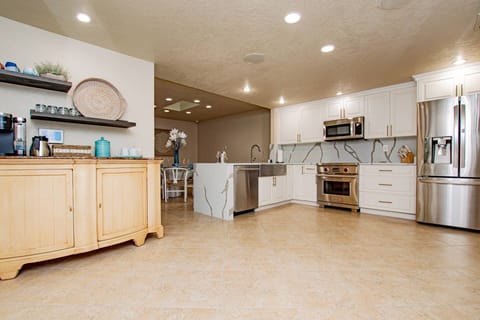 Kitchen with coffee bar area, high-end stainless steel appliances & well equipped with new cookware!