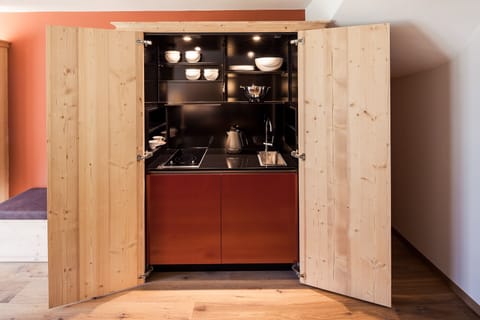 Deluxe Suite | Hypo-allergenic bedding, in-room safe, free WiFi, bed sheets