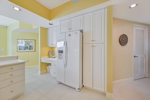 DNTL02 - Fully equipped kitchen with breakfast nook