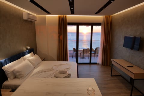Deluxe Studio Suite, Sea View | Blackout drapes, WiFi (free), bed sheets