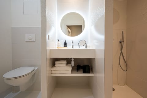 Standard Double Room | Bathroom | Hair dryer, towels, soap, shampoo