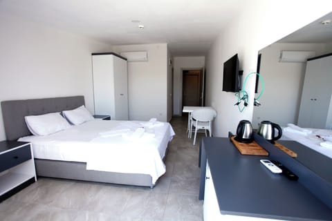 Standard Room | Minibar, bed sheets