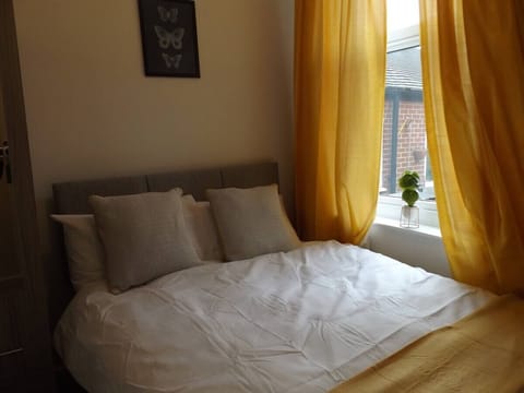 Deluxe Double Room, 1 Double Bed | WiFi (free), bed sheets