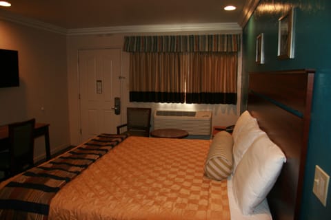 Deluxe Room, 1 King Bed | Free WiFi, bed sheets
