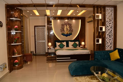 Suite | Premium bedding, down comforters, desk, laptop workspace