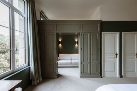 Desk, laptop workspace, free WiFi, bed sheets