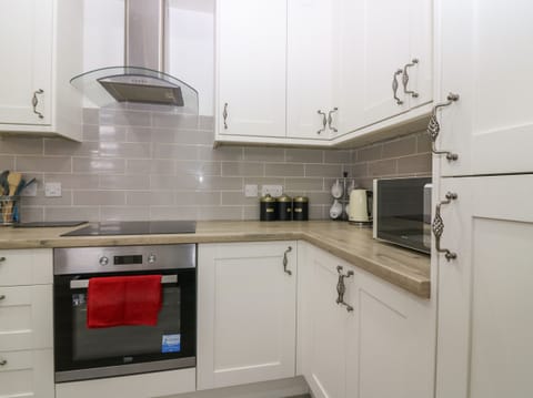 Cottage | Private kitchen | Fridge, dishwasher, electric kettle, toaster
