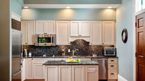 Large center island ensure's your chef has plenty of prep space...