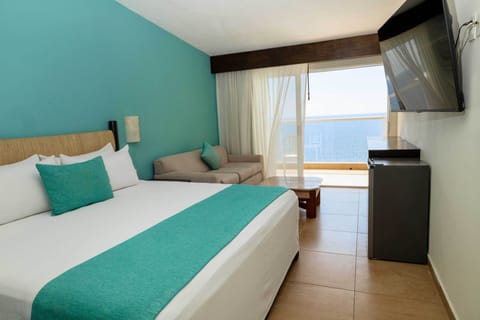 Luxury Studio | Minibar, in-room safe, individually furnished, blackout drapes