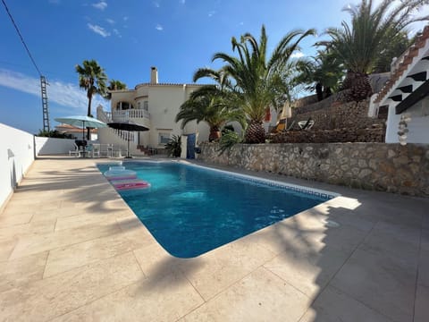 Piscina y casa