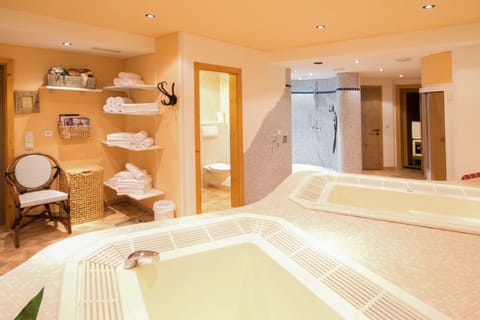 Sauna, hot tub, steam room