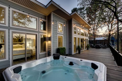 Relaxing hot tub for six!