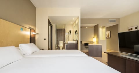 Down comforters, in-room safe, desk, blackout drapes