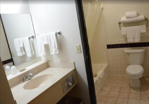 Combined shower/tub, free toiletries, hair dryer, towels