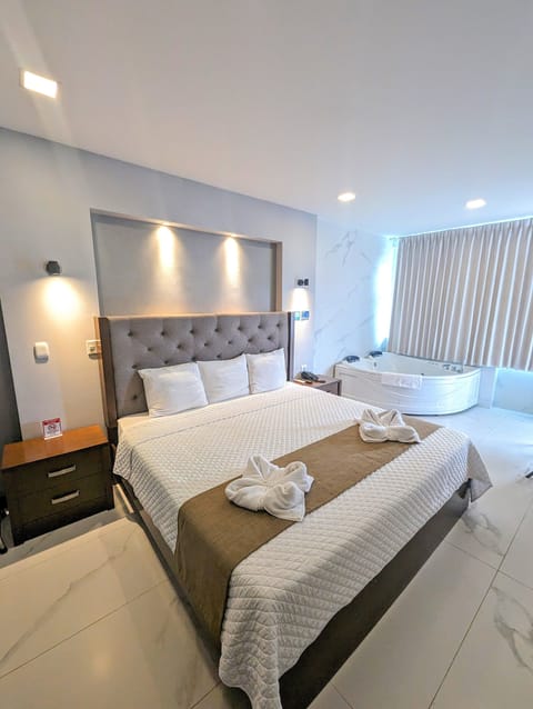 Suite Jacuzzi | Premium bedding, blackout drapes, soundproofing, free WiFi