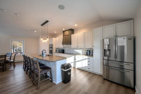 4th Floor Kitchen and Breakfast Bar