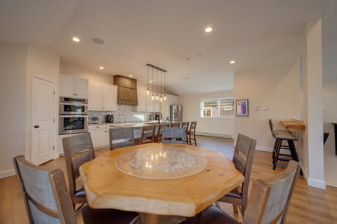 4th Floor Eat In Kitchen Nook