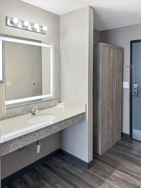 Deluxe Room,1 King Bed, Non Smoking, Hot Tub (East Building) | Premium bedding, desk, blackout drapes, iron/ironing board