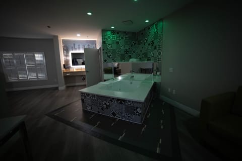 Honeymoon Room | Desk, iron/ironing board, free WiFi