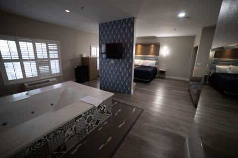 Honeymoon Room | Private spa tub