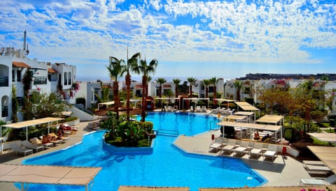 Standard Twin Room, Pool View | Minibar, in-room safe, blackout drapes, bed sheets