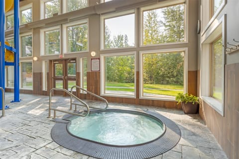 Indoor spa tub